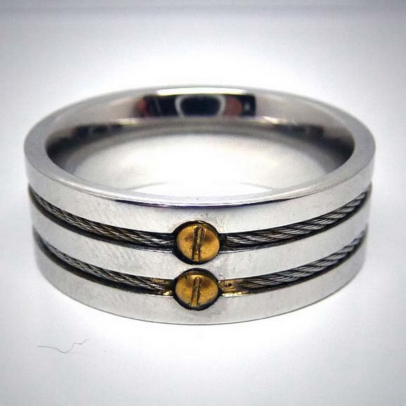 STR010 Ring aus Edelstahl mit 2 Stahlbändern und goldenen Schrauben