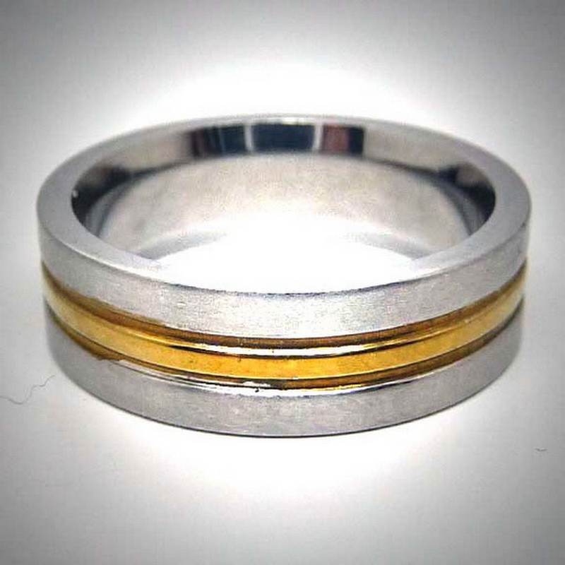 STR012 Ringe aus Edelstahl matt mittelstreifen in gold