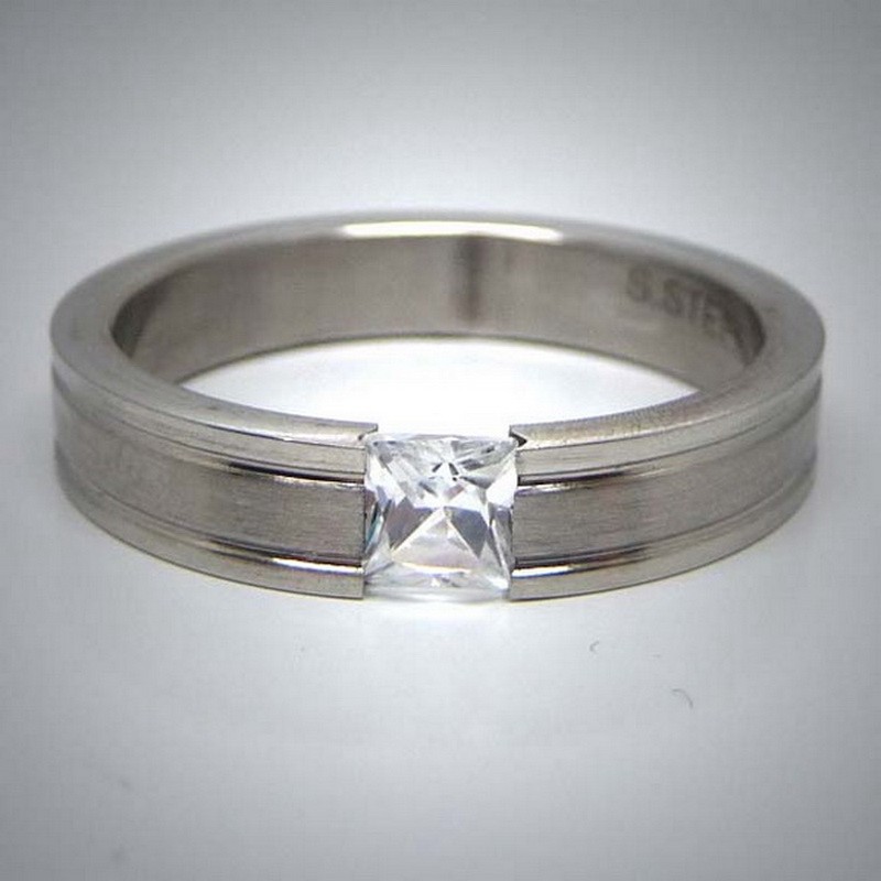 STR071 Ringe aus Edelstahl  gestreift mit 1 viereckigem Stein