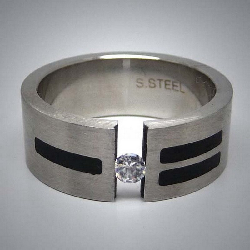 STR074 Ringe aus Edelstahl durchbrochen m. 1 Stein u. schwarzen streifen