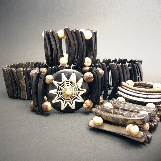 CA001_0 Armbänder aus Kokos und Samen (Tagua)