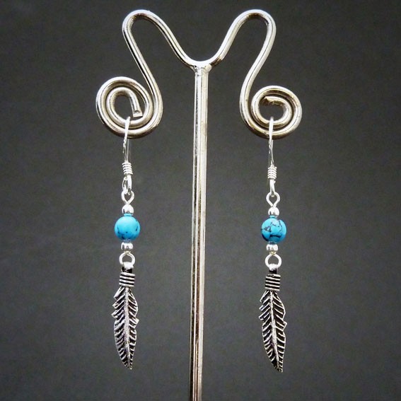 IO002 Indianerschmuck Ohringe mit einer Feder