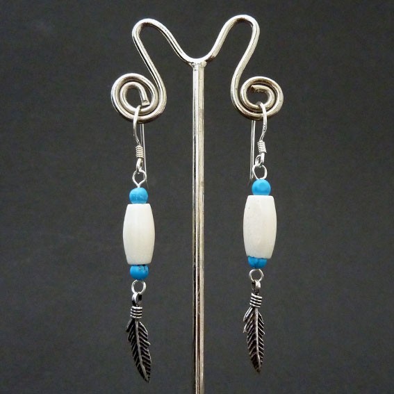 IO007 Indianerschmuck Ohringe mit einer Feder und Knochenperlen 