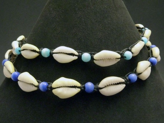 M005_2 Surferketten, Ketten aus Kauri Muscheln und Katzenaugen in Reihe