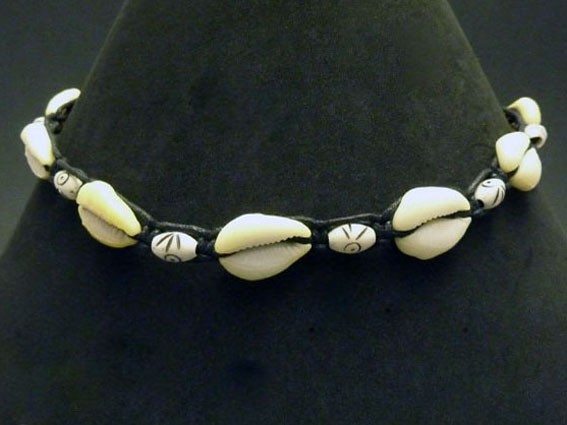 M005_4 Surferketten, Ketten aus Kauri Muscheln und Knochenperlen