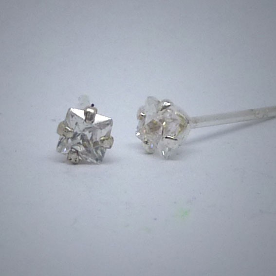 OS001 Ohrstecker aus Silber 4eck Stein weiss