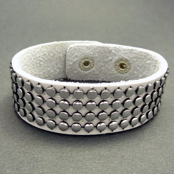 LA164_2 Lederarmbänder mit kl. Nieten weiss