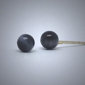 OS170 Ohrstecker aus Silber kugel schwarz cateye