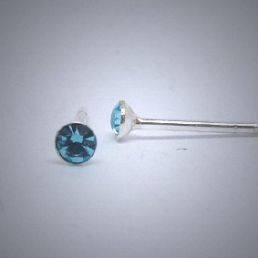 OS134 Ohrstecker aus Silber Stein hell blau mini