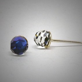 OS157 Ohrstecker aus Silber fassetierte Kugel Swarovski kristal blau s.