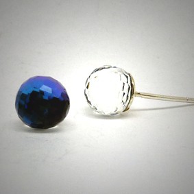 OS159 Ohrstecker aus Silber fassetierte Kugel Swarovski kristal blau l.