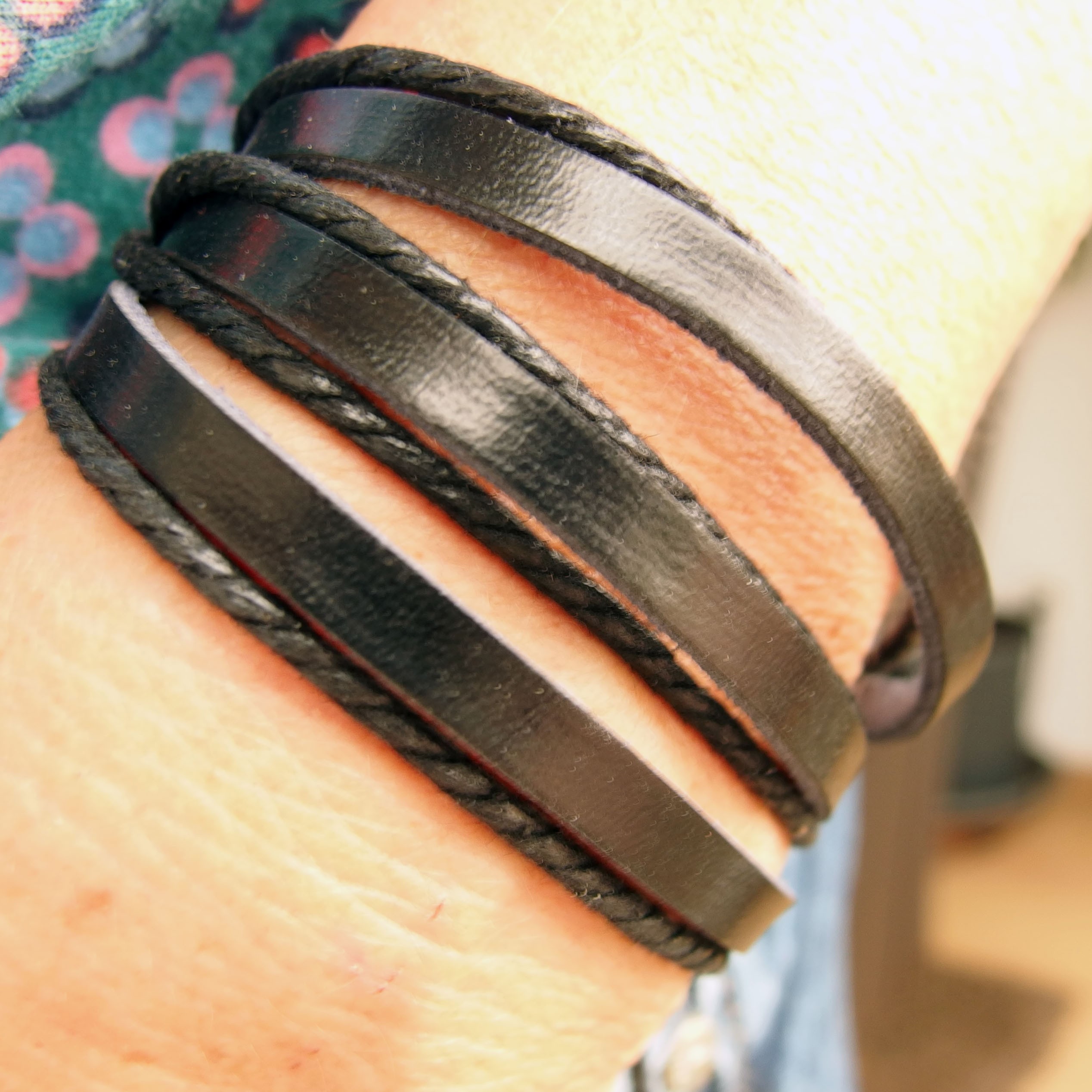 AB112 - Leder Armbänder schwarz 7 reihig 