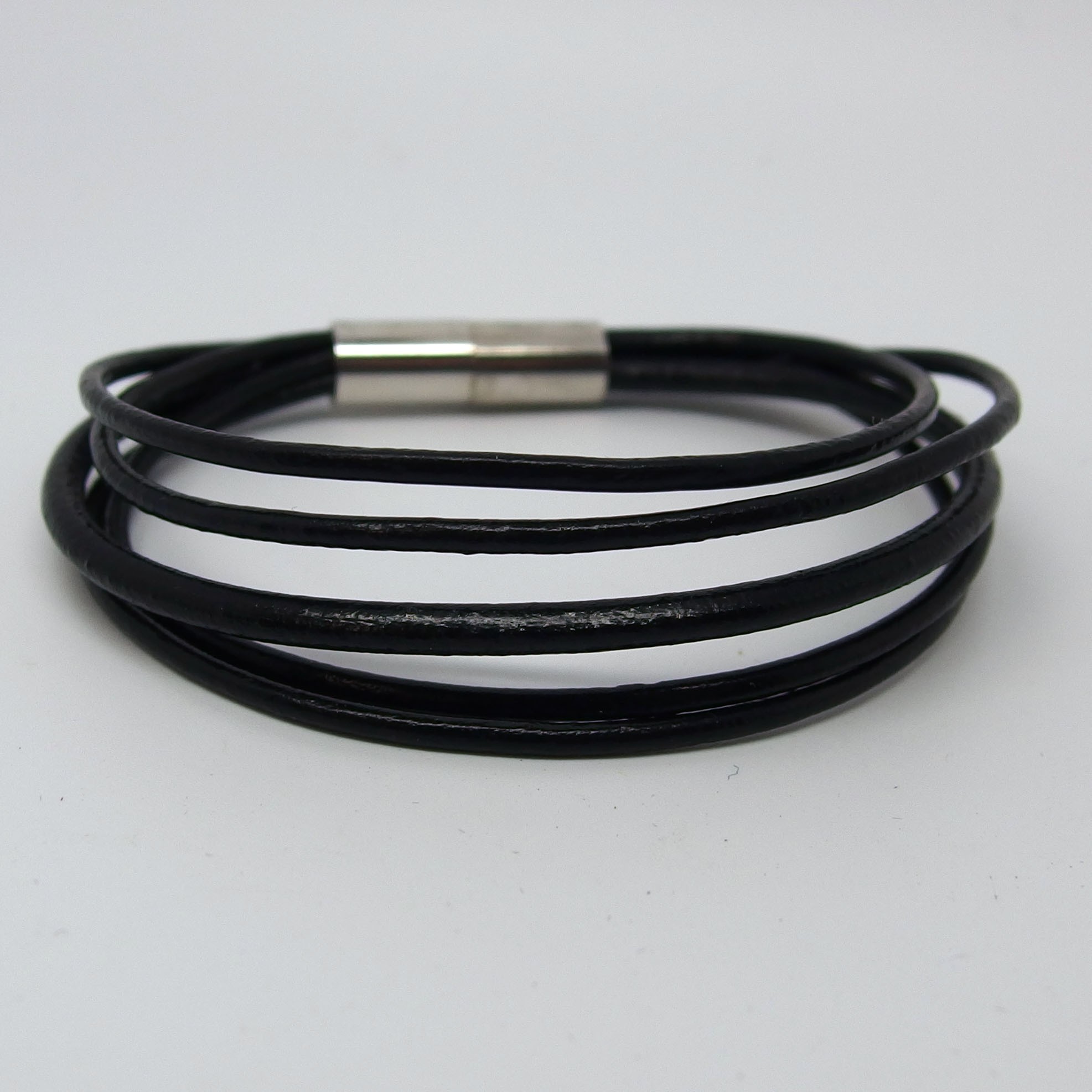 AB113 - Leder Armbänder schwarz 5 reihig mit Magnetverschluß 
