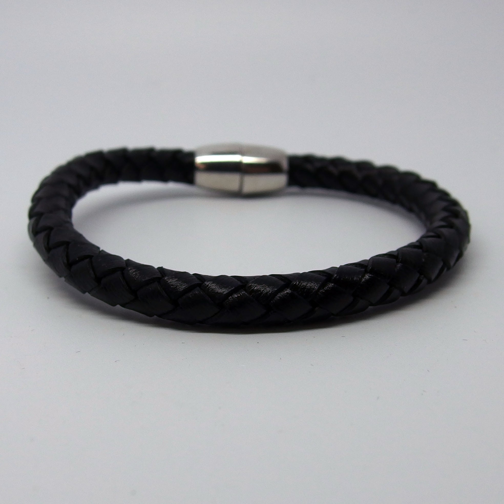 AB118 - Leder Armbänder rund geflochten schwarz mit Magnetverschluß