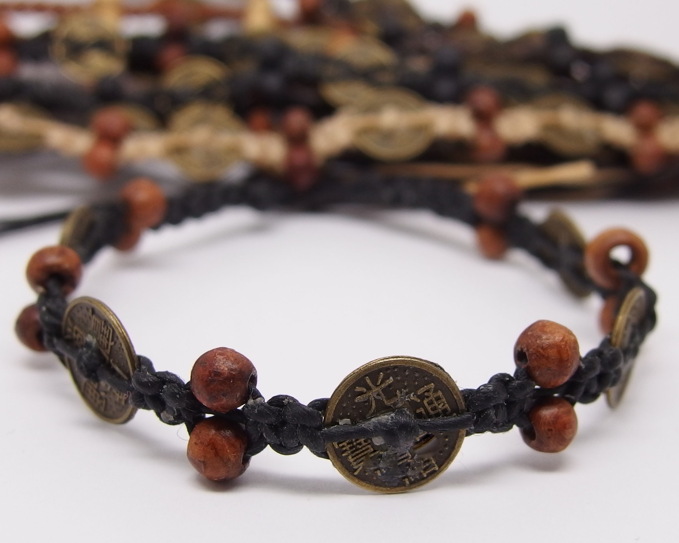 AB045 - Armbänder Makramee Chinesische Münzen m. Holzperlen