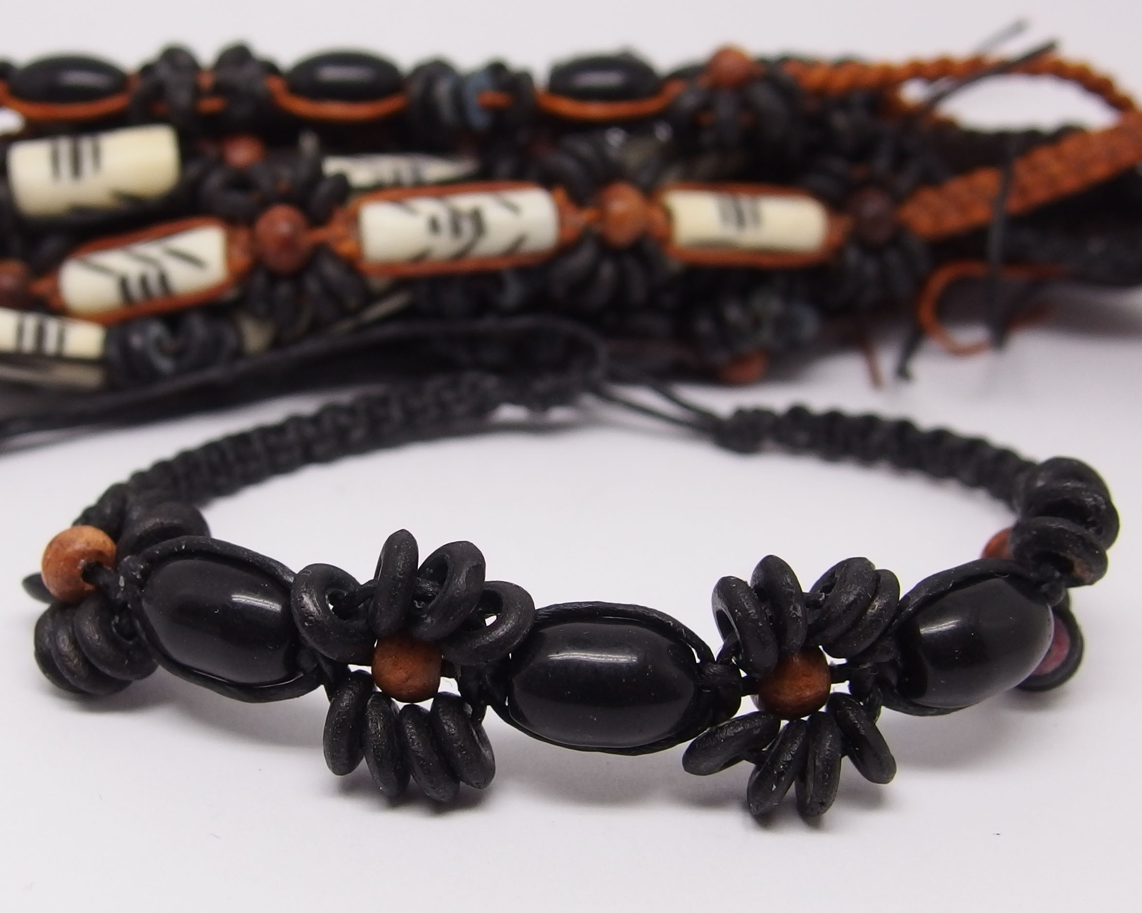 AB033 Armbänder Makramee 4 Blumen natur
