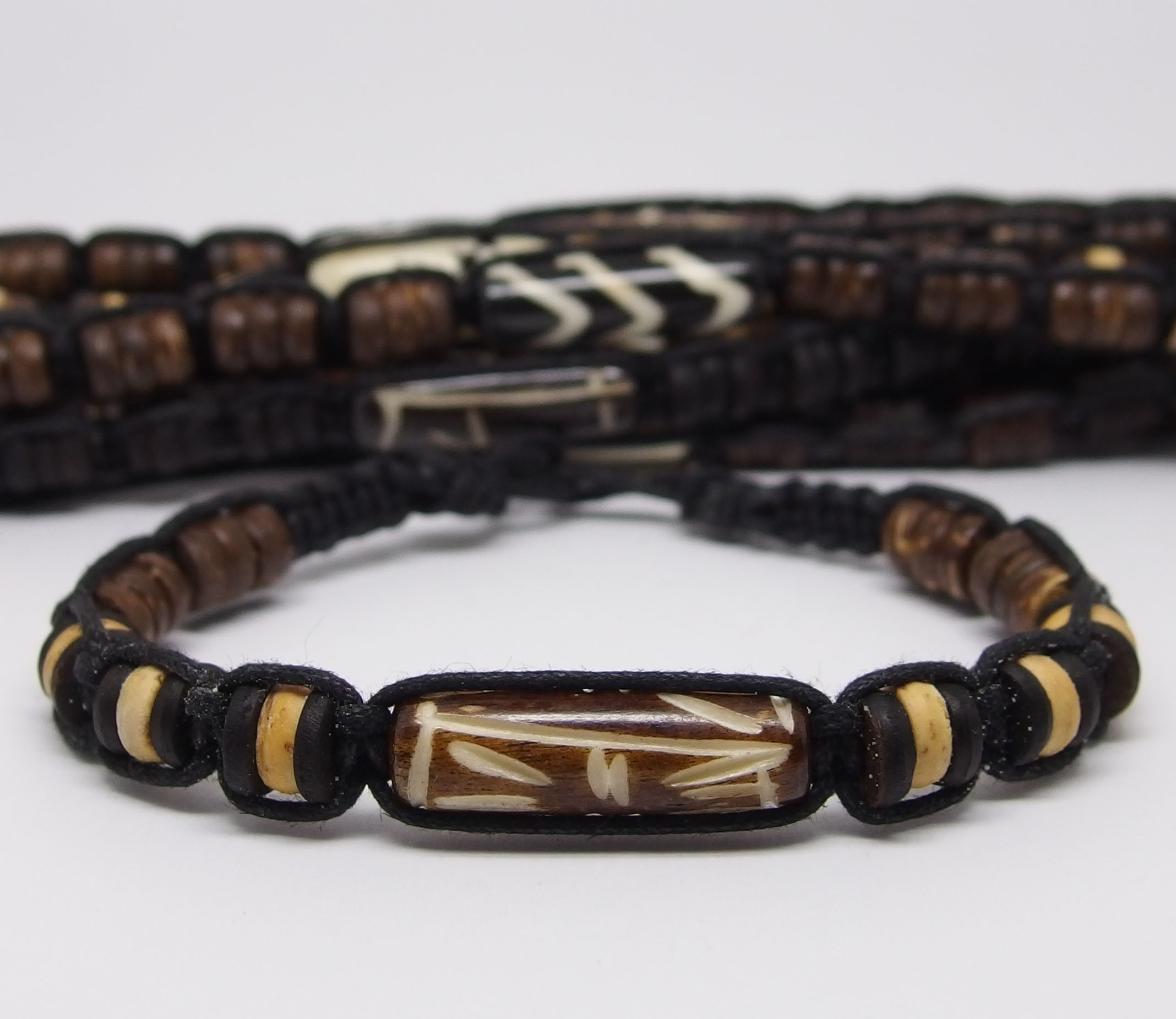 AB037 - Armbänder Makramee Knochen u. Kokos Perlen