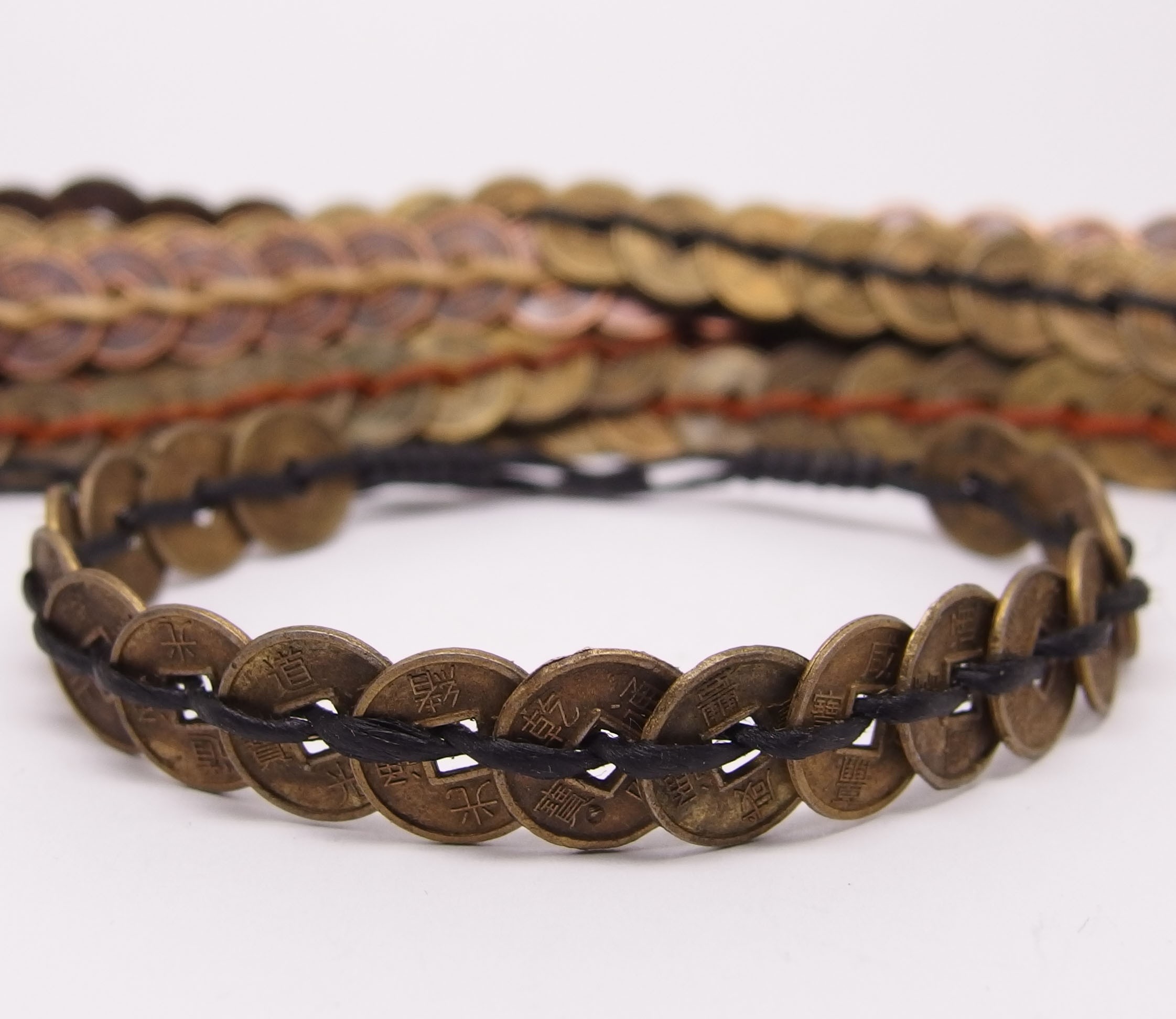  AB044 - Armbänder Makramee Chinesische Münzen in Reihe 