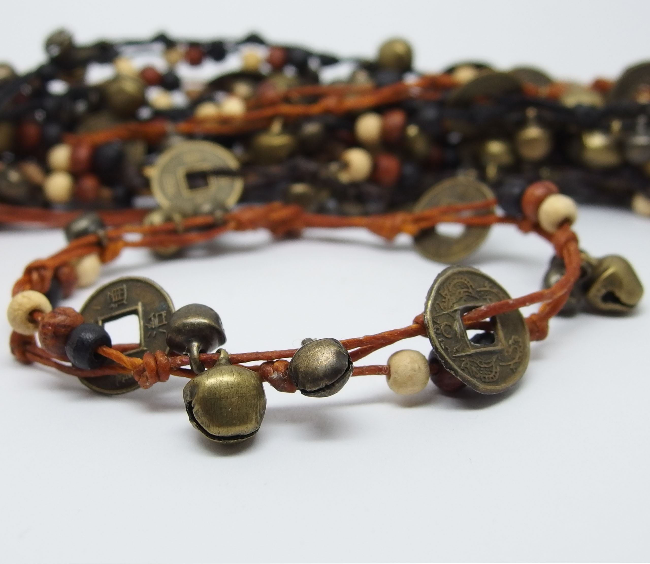 AB047 - Armbänder Makramee Chinesische Münzen m. Glöckchen u. Holzperlen