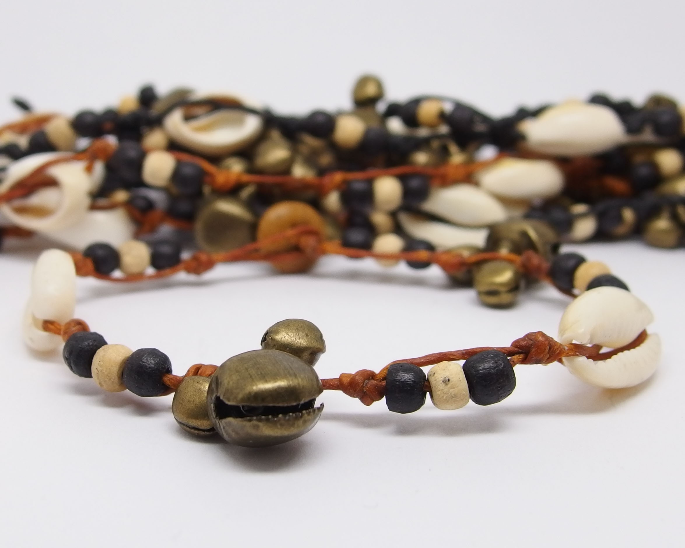 AB050 - Armbänder Makramee Glocken und Kaurimuscheln