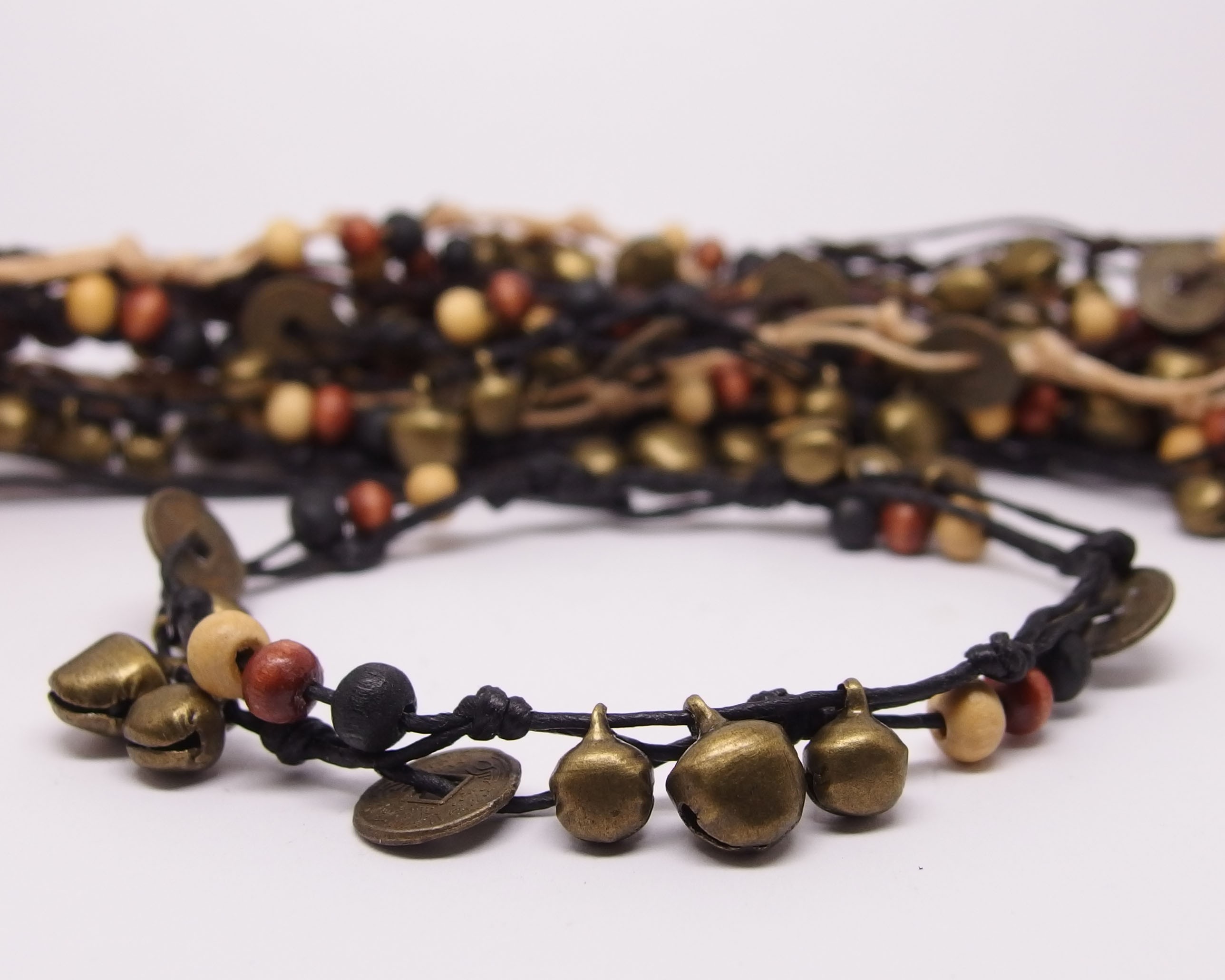 AB048 - Armbänder Makramee Chinesische Münzen m. Glöckchen länglich