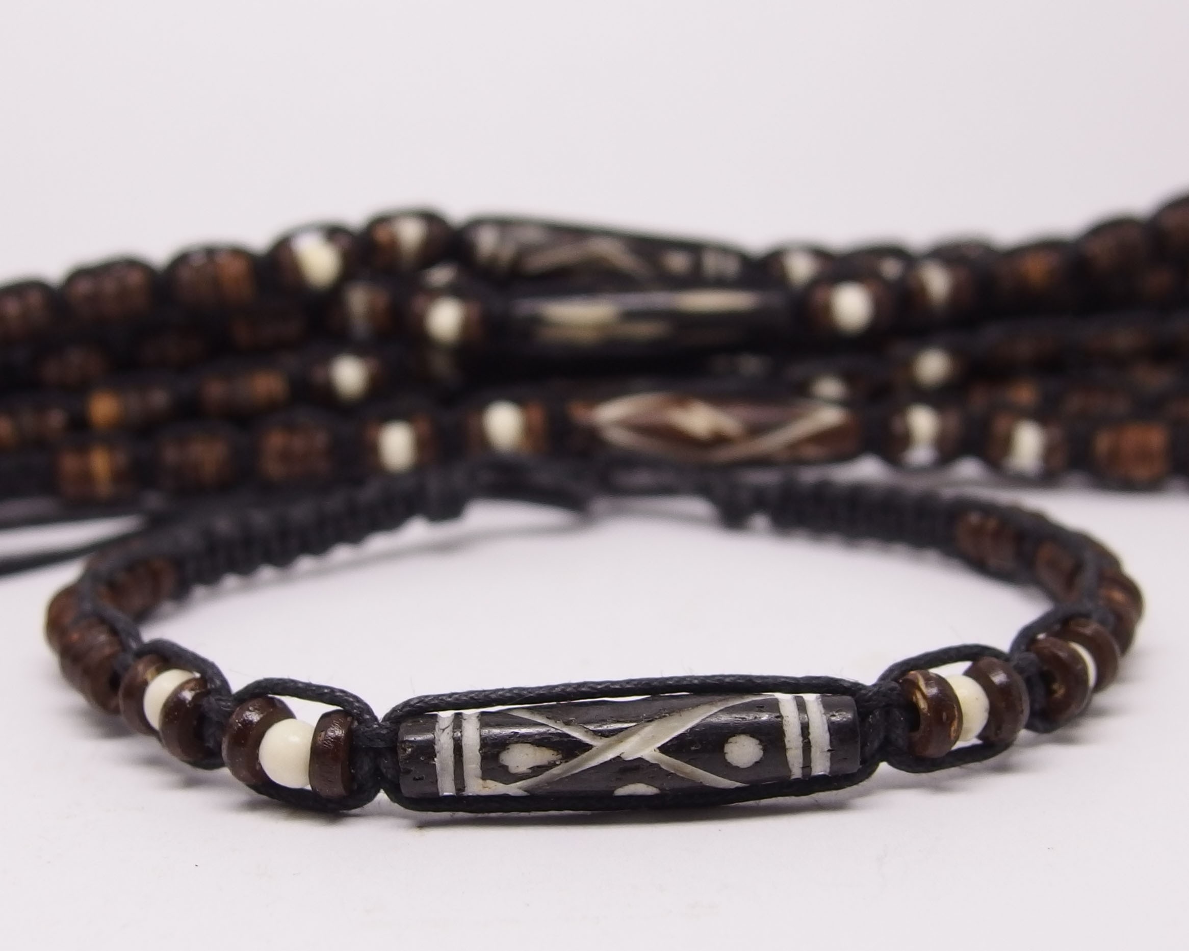 AB078 - Armbänder Makramee 1 Knochenperle dunkel schmal