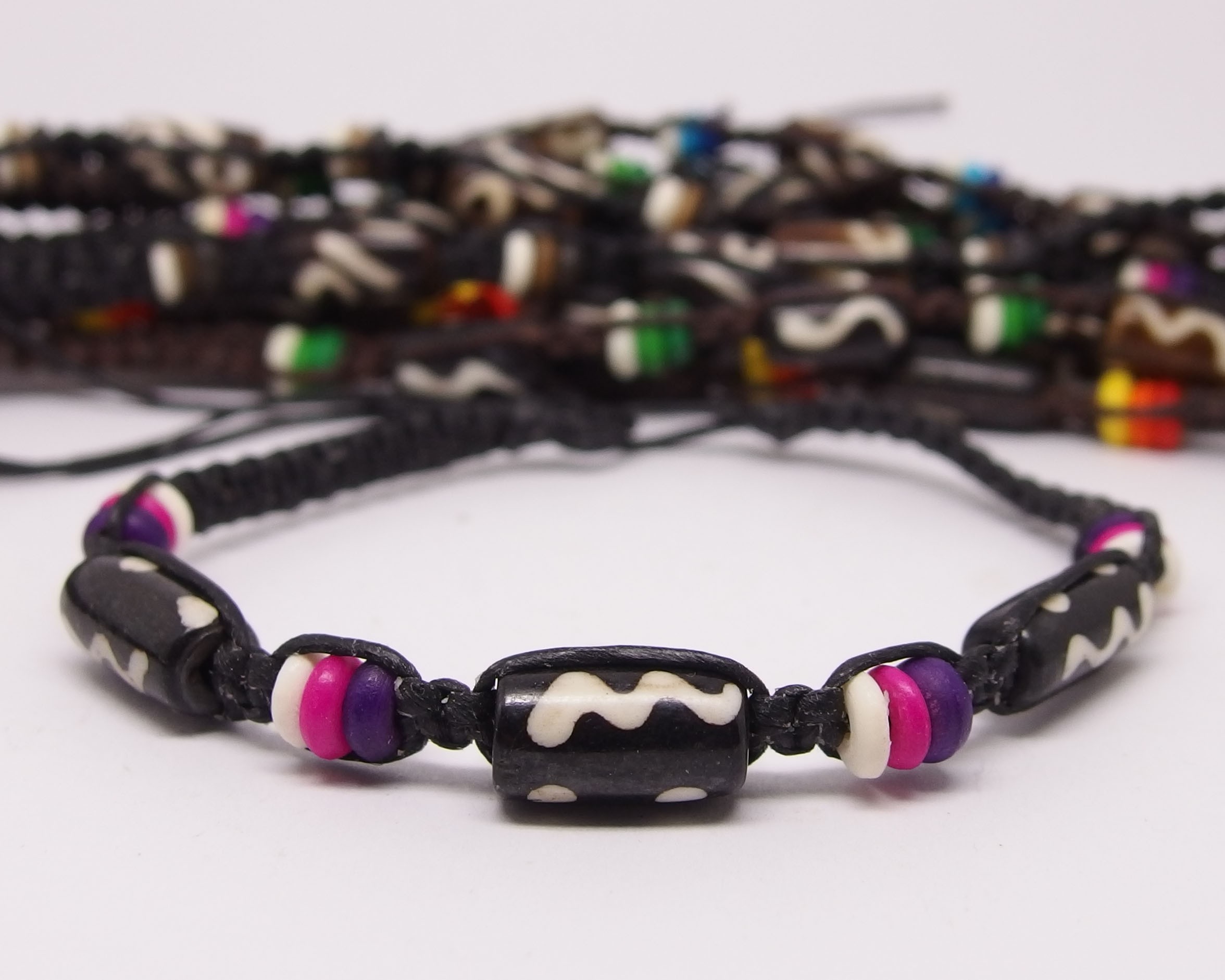  AB073 - Armbänder Makramee Knochenperlen bunt