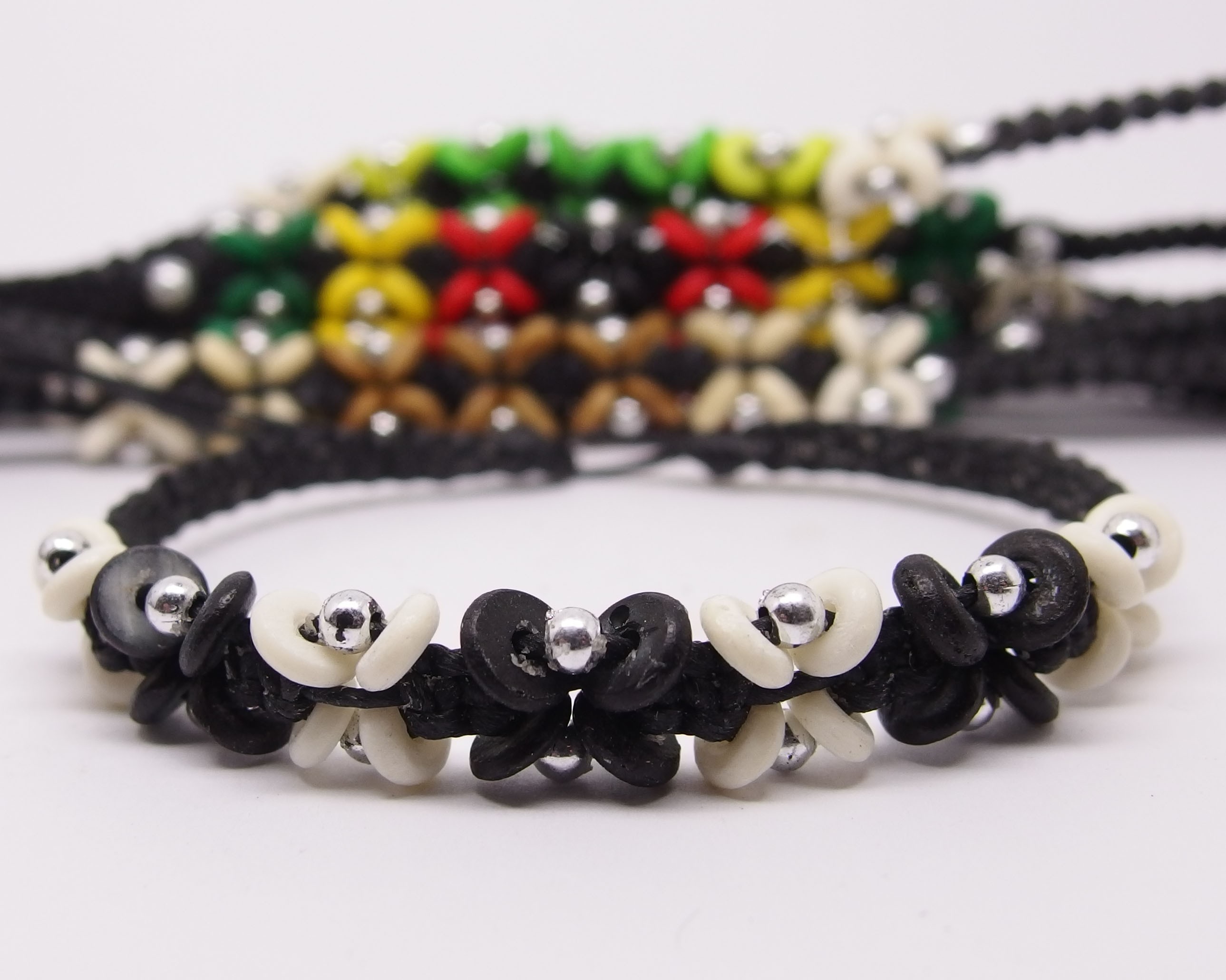 AB070 - Armbänder Makramee kl. Blümchen bunt 