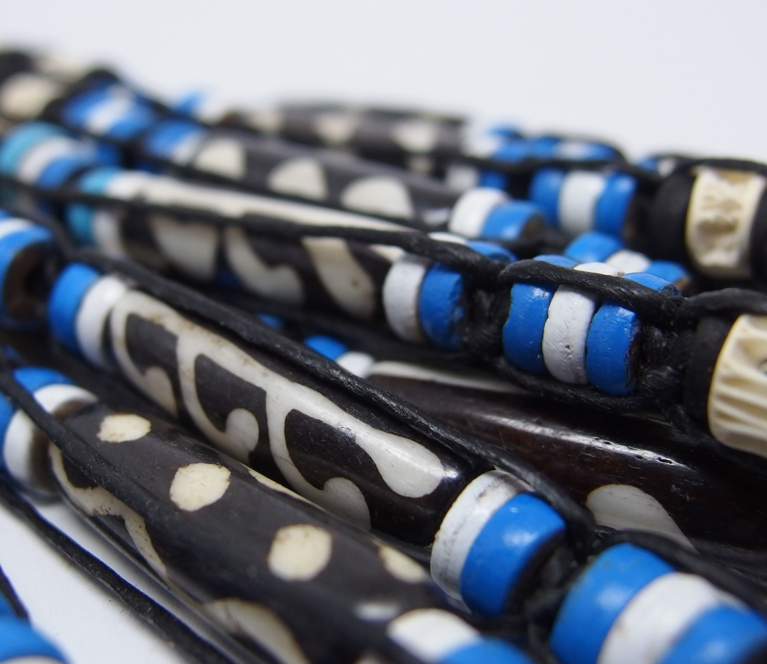AB042 - Armbänder Makramee Knochen u. Fishknochen blau