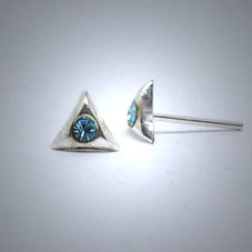 OS106 Ohrstecker aus Silber Dreieck m. Stein hell blau