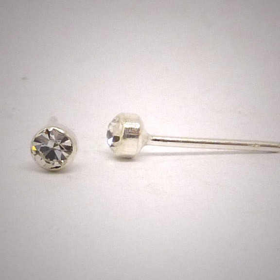 OS213 Ohrstecker aus Silber - Stein weiss