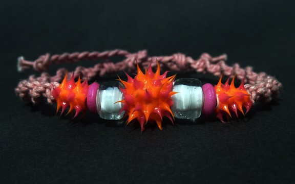 UVA002_5 UV Armbänder aus Makramee (pink/orange)