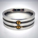 STR010 Ring aus Edelstahl mit 2 Stahlbändern und goldenen Schrauben