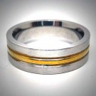 STR012 Ringe aus Edelstahl matt mittelstreifen in gold