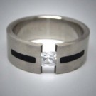 STR073 Ringe aus Edelstahl durchbrochen m. 1 viereckigem Stein u. schwarzen streifen
