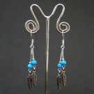 IO008 Indianerschmuck Ohringe mit 2 Federn und Türkisperlen