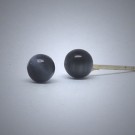 OS170 Ohrstecker aus Silber kugel schwarz cateye