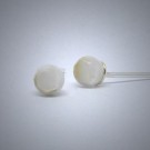 OS171 Ohrstecker aus Silber kugel weiss cateye