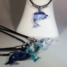 PL015 - Ketten für Kinder mit Delfinen aus Kunststoff blautöne