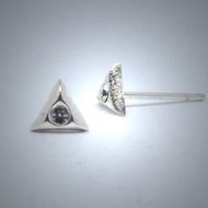 OS105 Ohrstecker aus Silber Dreieck m. Stein kristal