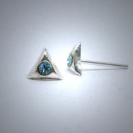OS106 Ohrstecker aus Silber Dreieck m. Stein hell blau